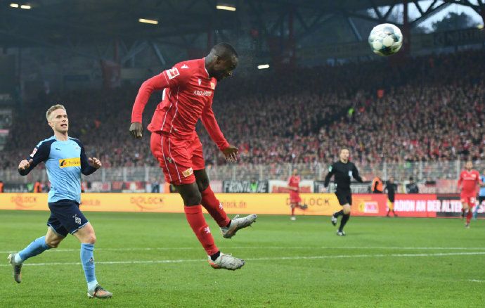  德甲黑马弗赖堡爆冷击败拜仁引热议  